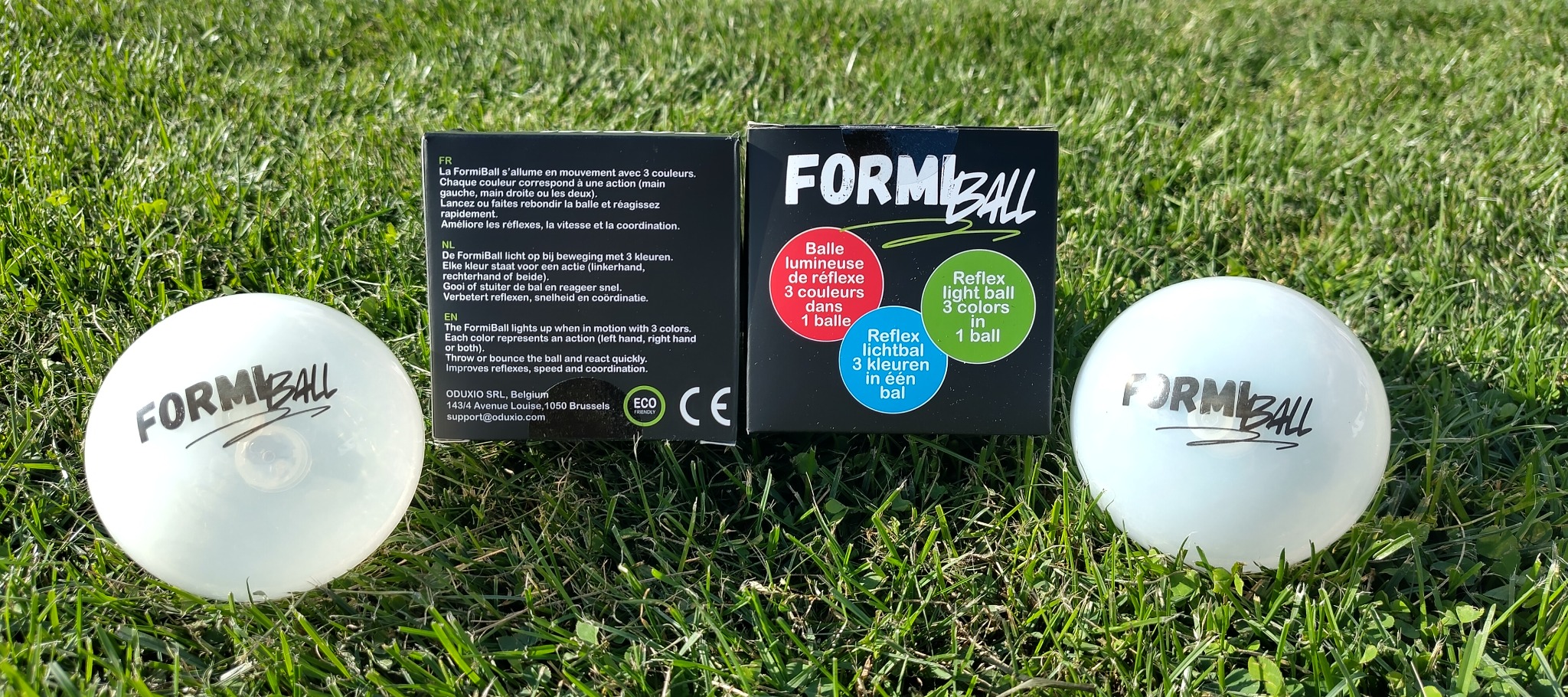 Twee FormiBall LED-reactieballen met de verpakking